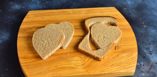 Фото приготовления рецепта: Бутерброды "Сердечки" с плавленым сыром и красной икрой - шаг №2