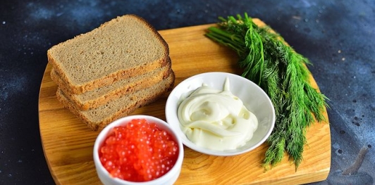 Фото приготовления рецепта: Бутерброды "Сердечки" с плавленым сыром и красной икрой - шаг №1