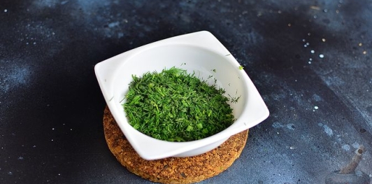 Фото приготовления рецепта: Бутерброды "Сердечки" с плавленым сыром и красной икрой - шаг №3