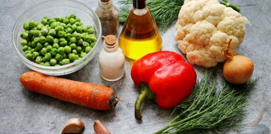 Фото приготовления рецепта: Цветная капуста, тушенная с зелёным горошком и сладким перцем - шаг №1