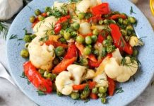 Цветная капуста, тушенная с зелёным горошком и сладким перцем