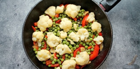 Фото приготовления рецепта: Цветная капуста, тушенная с зелёным горошком и сладким перцем - шаг №6