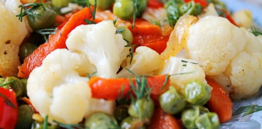 Фото приготовления рецепта: Цветная капуста, тушенная с зелёным горошком и сладким перцем - шаг №8