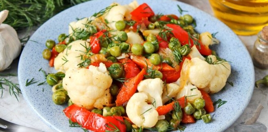 Фото приготовления рецепта: Цветная капуста, тушенная с зелёным горошком и сладким перцем - шаг №7