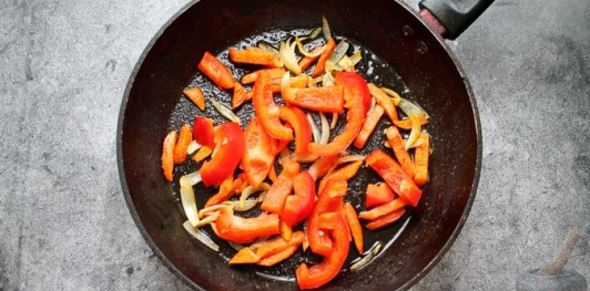 Фото приготовления рецепта: Цветная капуста, тушенная с зелёным горошком и сладким перцем - шаг №3