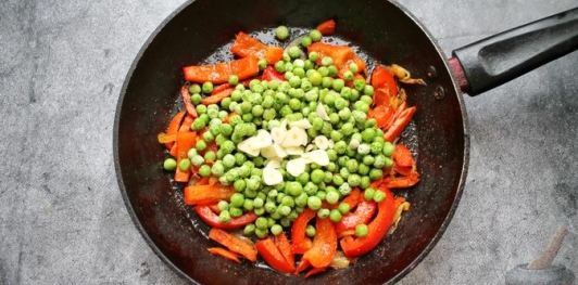 Фото приготовления рецепта: Цветная капуста, тушенная с зелёным горошком и сладким перцем - шаг №4