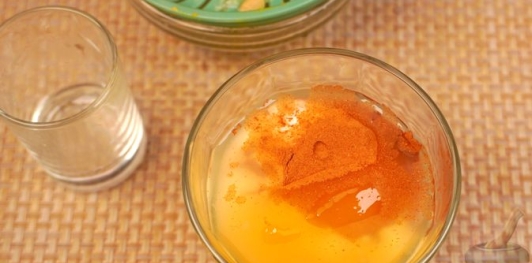 Фото приготовления рецепта: Десертный салат из хурмы с медово-йогуртовой заправкой - шаг №6