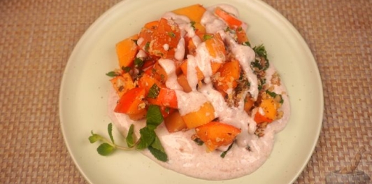 Фото приготовления рецепта: Десертный салат из хурмы с медово-йогуртовой заправкой - шаг №9