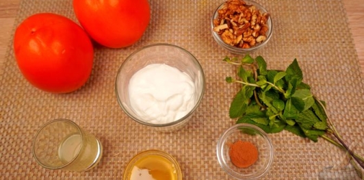 Фото приготовления рецепта: Десертный салат из хурмы с медово-йогуртовой заправкой - шаг №1