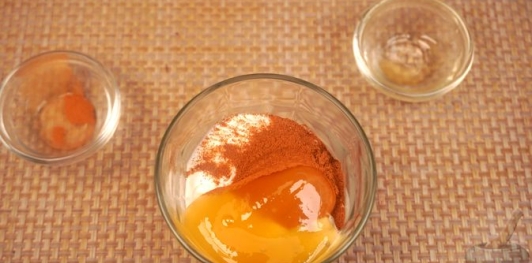 Фото приготовления рецепта: Десертный салат из хурмы с медово-йогуртовой заправкой - шаг №5