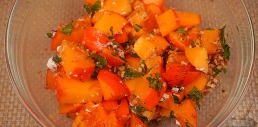 Фото приготовления рецепта: Десертный салат из хурмы с медово-йогуртовой заправкой - шаг №8