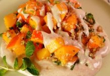 Десертный салат из хурмы с медово-йогуртовой заправкой