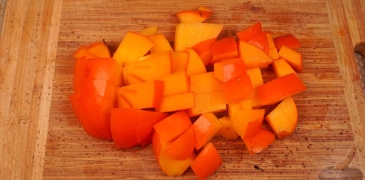 Фото приготовления рецепта: Десертный салат из хурмы с медово-йогуртовой заправкой - шаг №4