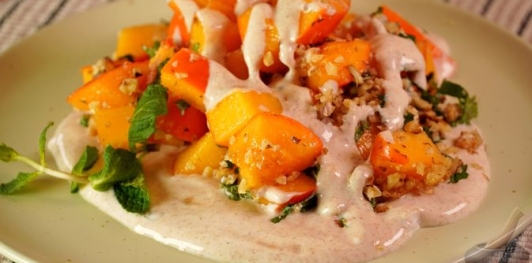 Фото приготовления рецепта: Десертный салат из хурмы с медово-йогуртовой заправкой - шаг №10