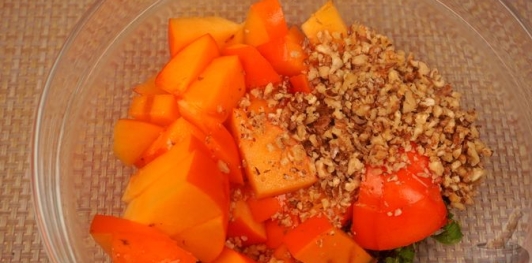 Фото приготовления рецепта: Десертный салат из хурмы с медово-йогуртовой заправкой - шаг №7