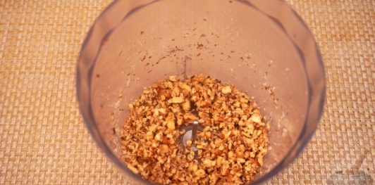 Фото приготовления рецепта: Десертный салат из хурмы с медово-йогуртовой заправкой - шаг №3