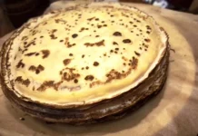 Диетолог Русакова предупредила, кому опасно есть блины на Масленицу