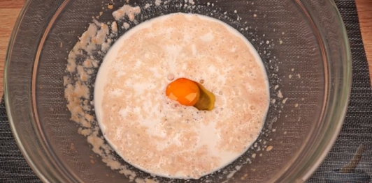 Фото приготовления рецепта: Дрожжевые булочки с повидлом - шаг №4