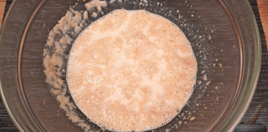 Фото приготовления рецепта: Дрожжевые булочки с повидлом - шаг №3