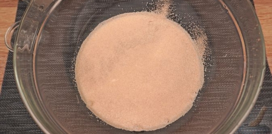 Фото приготовления рецепта: Дрожжевые булочки с повидлом - шаг №2