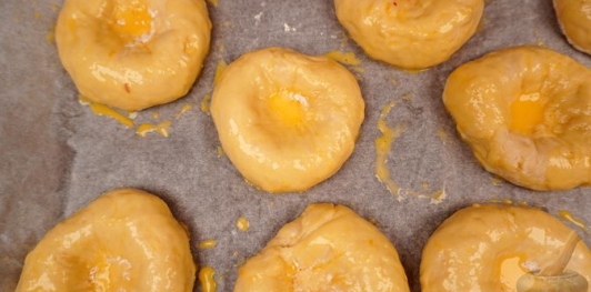 Фото приготовления рецепта: Дрожжевые булочки с повидлом - шаг №21