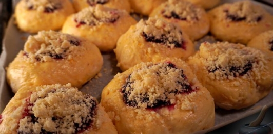 Фото приготовления рецепта: Дрожжевые булочки с повидлом - шаг №24