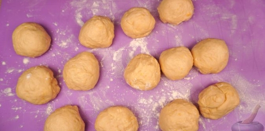 Фото приготовления рецепта: Дрожжевые булочки с повидлом - шаг №18