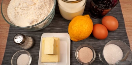 Фото приготовления рецепта: Дрожжевые булочки с повидлом - шаг №1