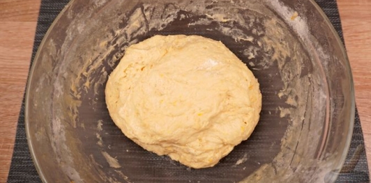 Фото приготовления рецепта: Дрожжевые булочки с повидлом - шаг №15