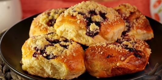 Фото приготовления рецепта: Дрожжевые булочки с повидлом - шаг №27