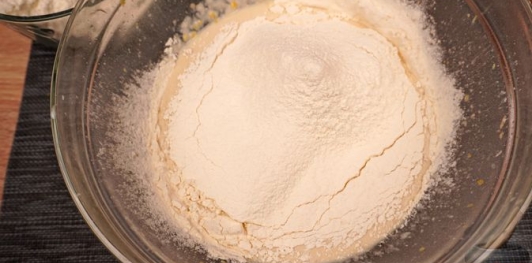 Фото приготовления рецепта: Дрожжевые булочки с повидлом - шаг №10