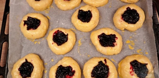 Фото приготовления рецепта: Дрожжевые булочки с повидлом - шаг №22