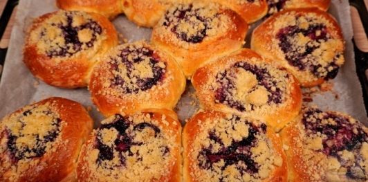 Фото приготовления рецепта: Дрожжевые булочки с повидлом - шаг №25