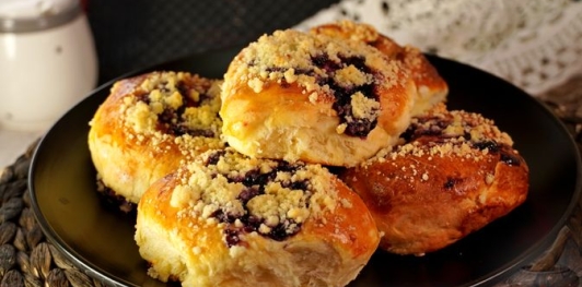 Фото приготовления рецепта: Дрожжевые булочки с повидлом - шаг №26