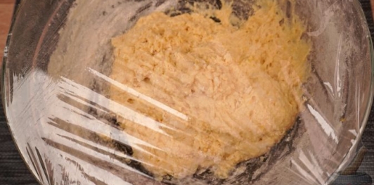 Фото приготовления рецепта: Дрожжевые булочки с повидлом - шаг №12