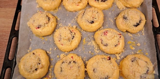 Фото приготовления рецепта: Дрожжевые булочки с повидлом - шаг №23