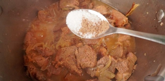 Фото приготовления рецепта: Эльбасан тава (запечённое мясо под йогуртовой заливкой) - шаг №19