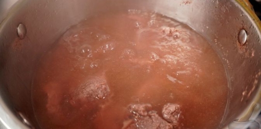 Фото приготовления рецепта: Эльбасан тава (запечённое мясо под йогуртовой заливкой) - шаг №6