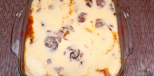 Фото приготовления рецепта: Эльбасан тава (запечённое мясо под йогуртовой заливкой) - шаг №22