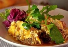 Эльбасан тава (запечённое мясо под йогуртовой заливкой)