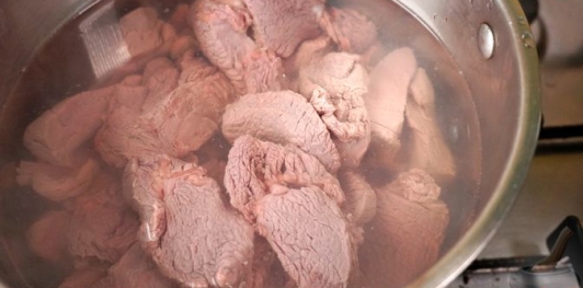 Фото приготовления рецепта: Эльбасан тава (запечённое мясо под йогуртовой заливкой) - шаг №4