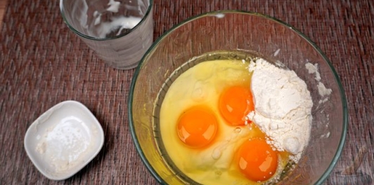 Фото приготовления рецепта: Эльбасан тава (запечённое мясо под йогуртовой заливкой) - шаг №14