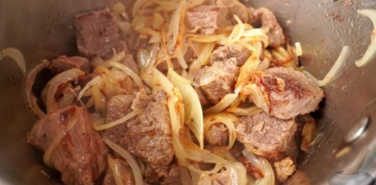 Фото приготовления рецепта: Эльбасан тава (запечённое мясо под йогуртовой заливкой) - шаг №12