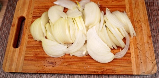 Фото приготовления рецепта: Эльбасан тава (запечённое мясо под йогуртовой заливкой) - шаг №9