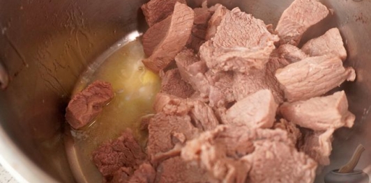 Фото приготовления рецепта: Эльбасан тава (запечённое мясо под йогуртовой заливкой) - шаг №10