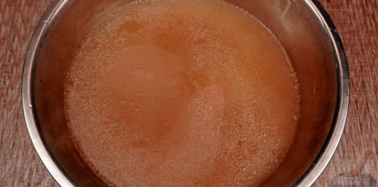 Фото приготовления рецепта: Эльбасан тава (запечённое мясо под йогуртовой заливкой) - шаг №8