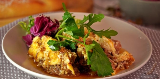 Фото приготовления рецепта: Эльбасан тава (запечённое мясо под йогуртовой заливкой) - шаг №25