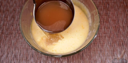 Фото приготовления рецепта: Эльбасан тава (запечённое мясо под йогуртовой заливкой) - шаг №16