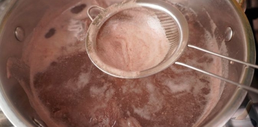 Фото приготовления рецепта: Эльбасан тава (запечённое мясо под йогуртовой заливкой) - шаг №5