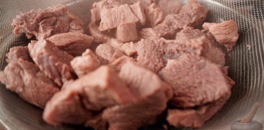 Фото приготовления рецепта: Эльбасан тава (запечённое мясо под йогуртовой заливкой) - шаг №7